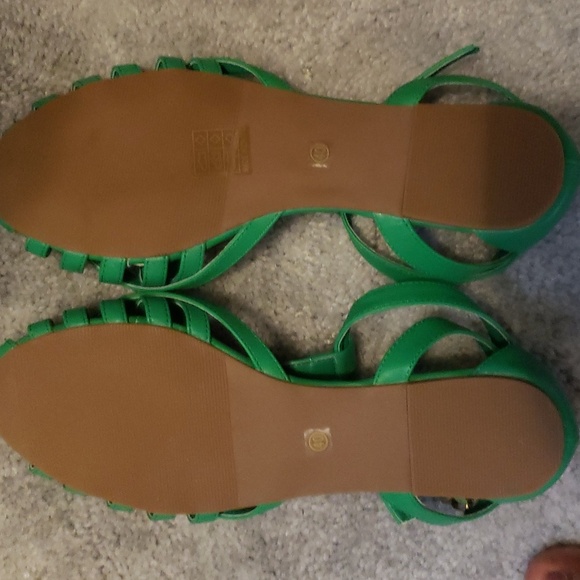 Green shein sandles - Picture 5 of 5